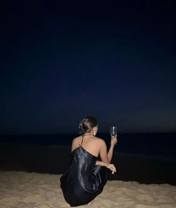 Fotos de mujeres en la playa de noche - Sentada