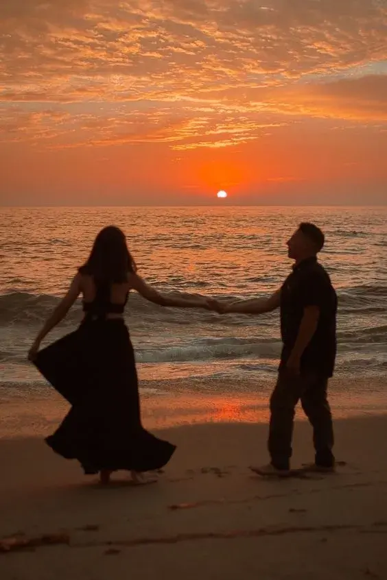 Fotos de parejas en la playa al atardecer - Tomados de la mano