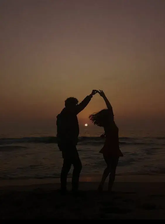 Fotos de parejas en la playa al atardecer - Siluetas