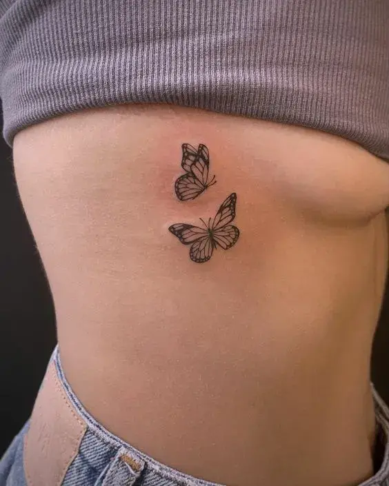 Tatuajes de mariposas en la costilla - Blanco y negro