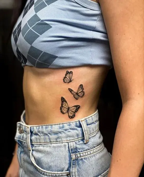 Tatuajes de mariposas en la costilla - A color