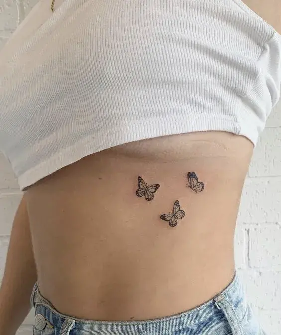 Tatuajes de mariposas en la costilla - Tipo acuarela
