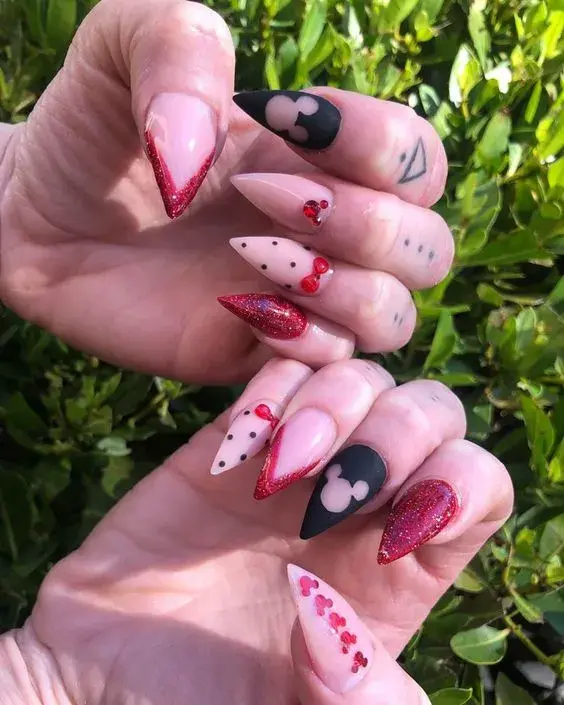 Uñas de Mickey Mouse sencillas - Rojo y negro