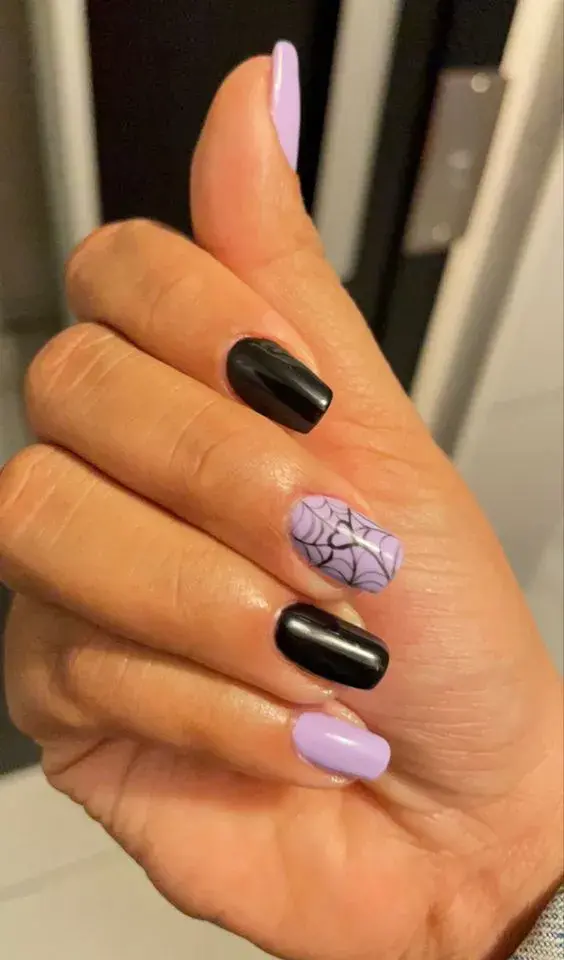 Diseños de uñas lila - Con negro