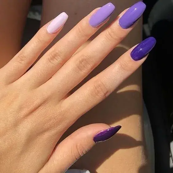 Diseños de uñas lila - Con violeta