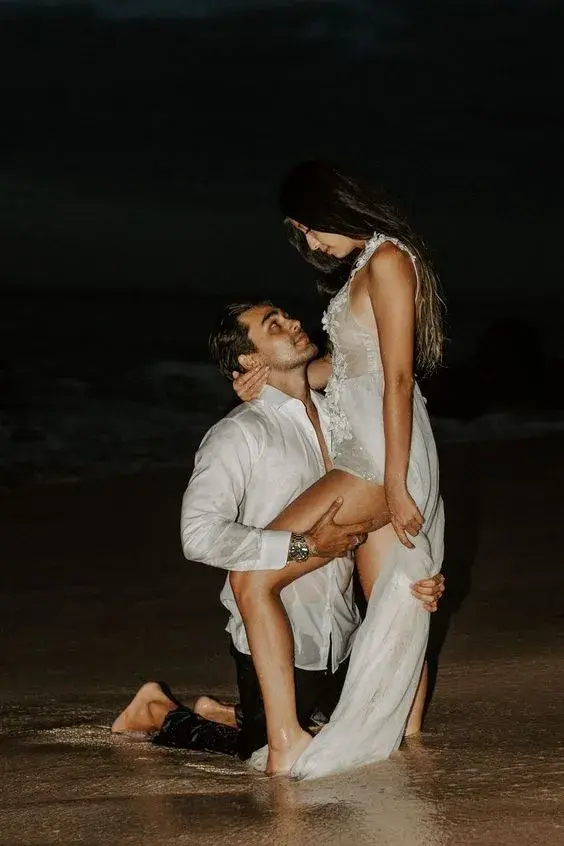 Fotos de parejas en la playa de noche - Tierna
