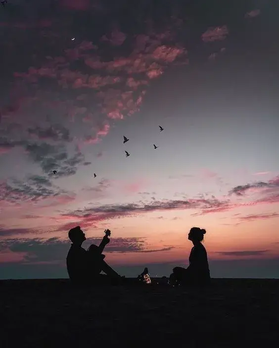 Fotos de parejas en la playa de noche - Sentados frente al mar
