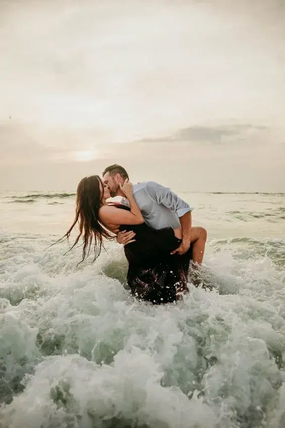 Fotos románticas en la playa - En el agua