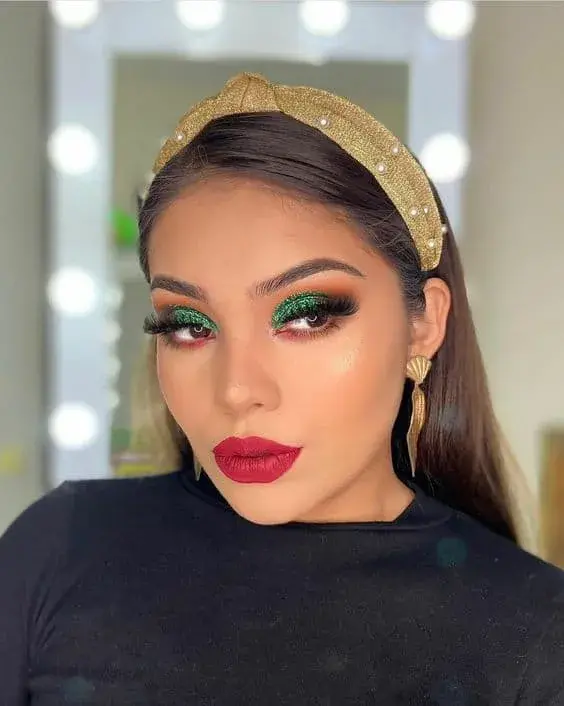 Maquillaje de ojos tricolor mexicano - En verde y rojo