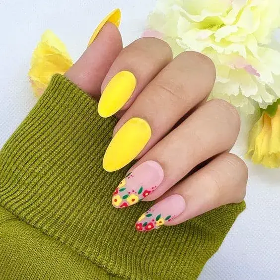 Decoración de uñas con flores - Flores amarillas