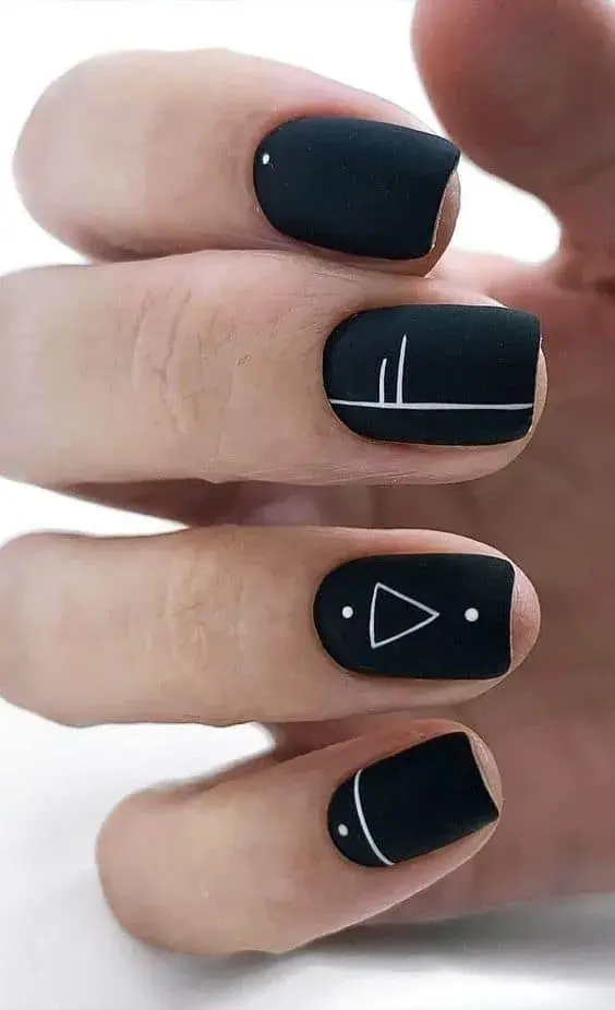 Diseños para uñas cortas fáciles - Negro y blanco