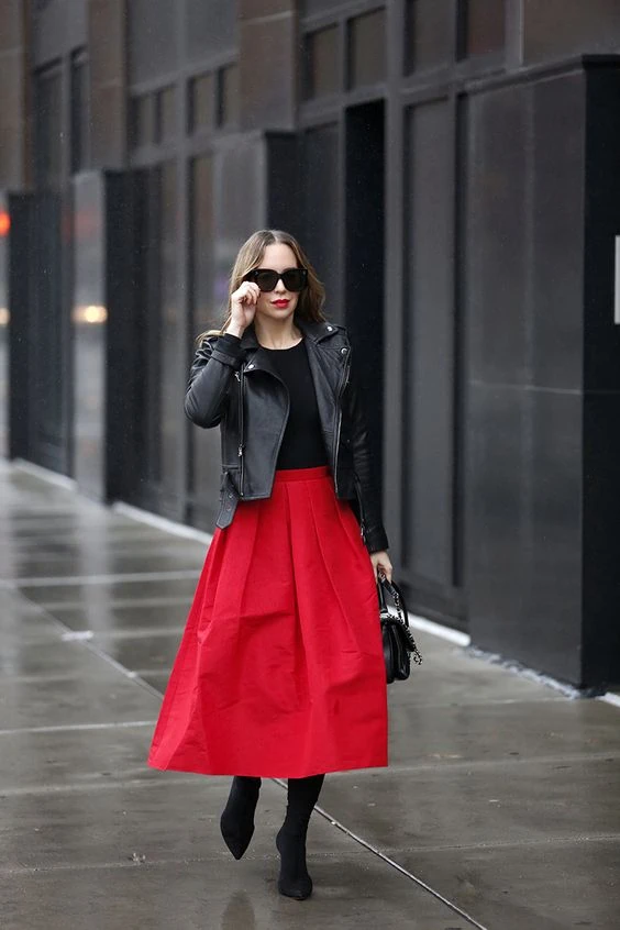 Cómo combinar una falda roja - ¿Con negro?