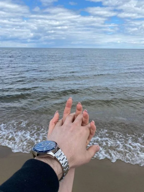 Fotos de parejas agarrados de la mano - En la playa
