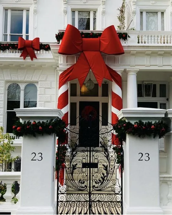 Puertas navideñas decoradas - Moño